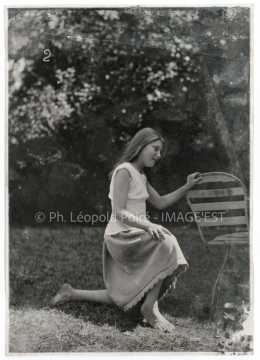 Jeune femme agenouillée dans un jardin (Nancy)